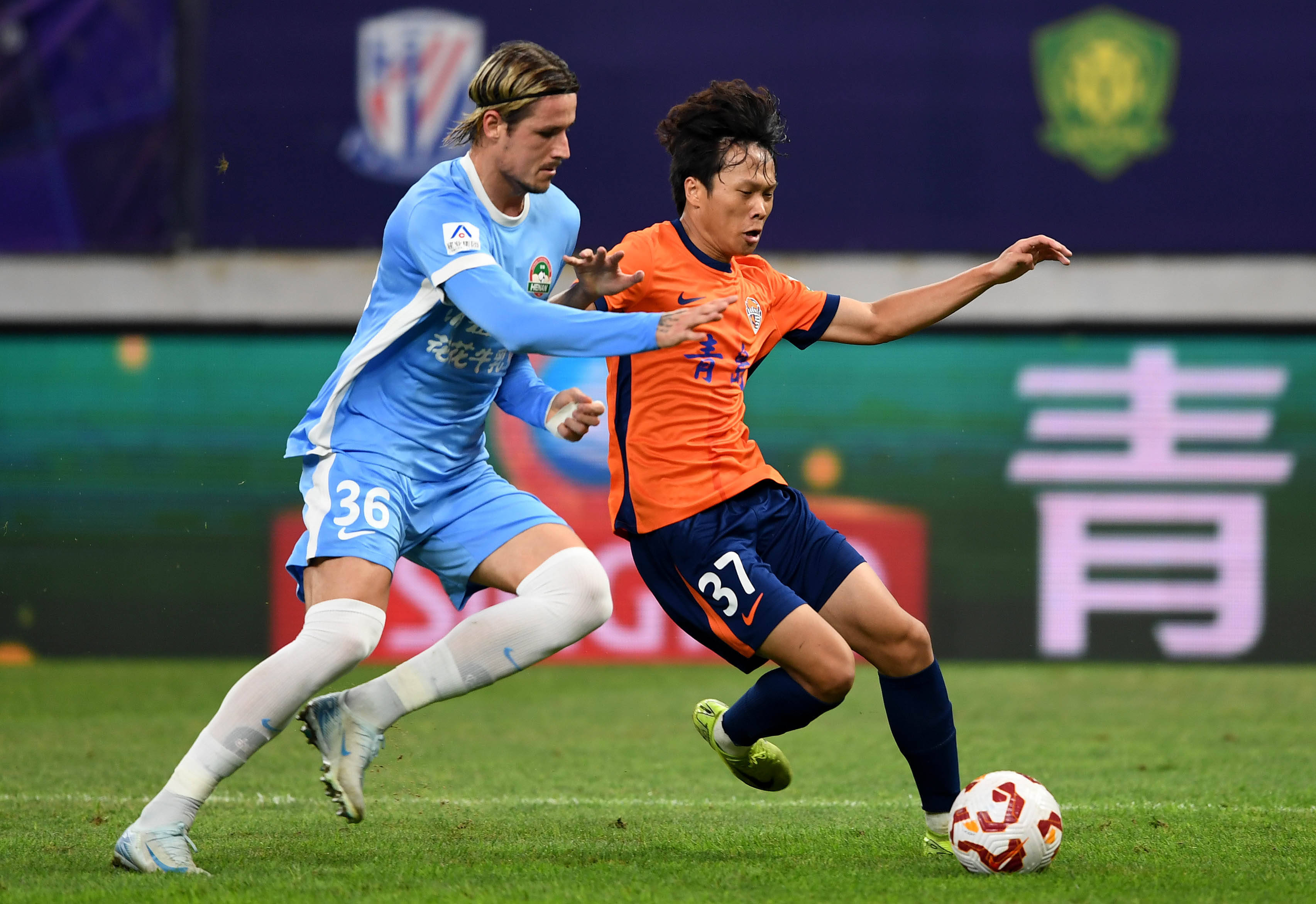 [国内足球]冯博轩横传中路 张玉宁包抄打门得手